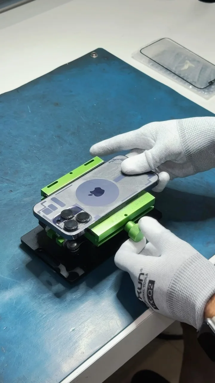 Reparo de iPhone na bancada da Tech Point